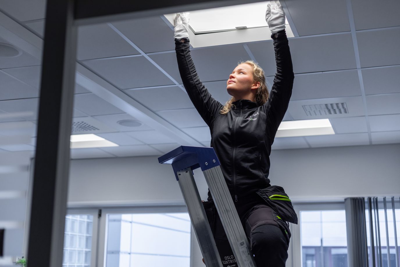 Kvinnelig elektriker elkonor