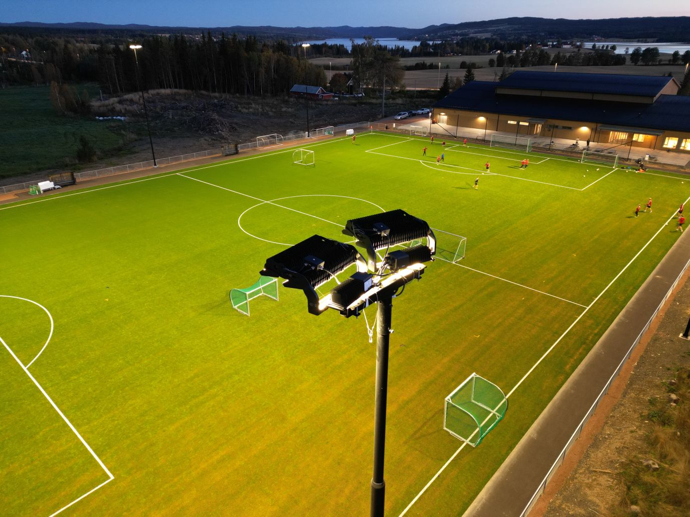 Opplyst fotballbane, belyst av Lyskomponenter