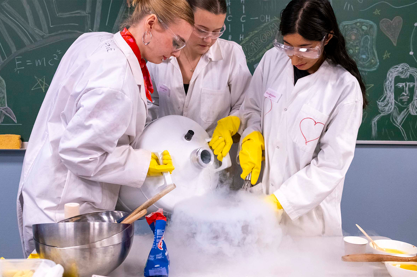 Elever som opptrer under konserten «An evening with Silk Sonic»