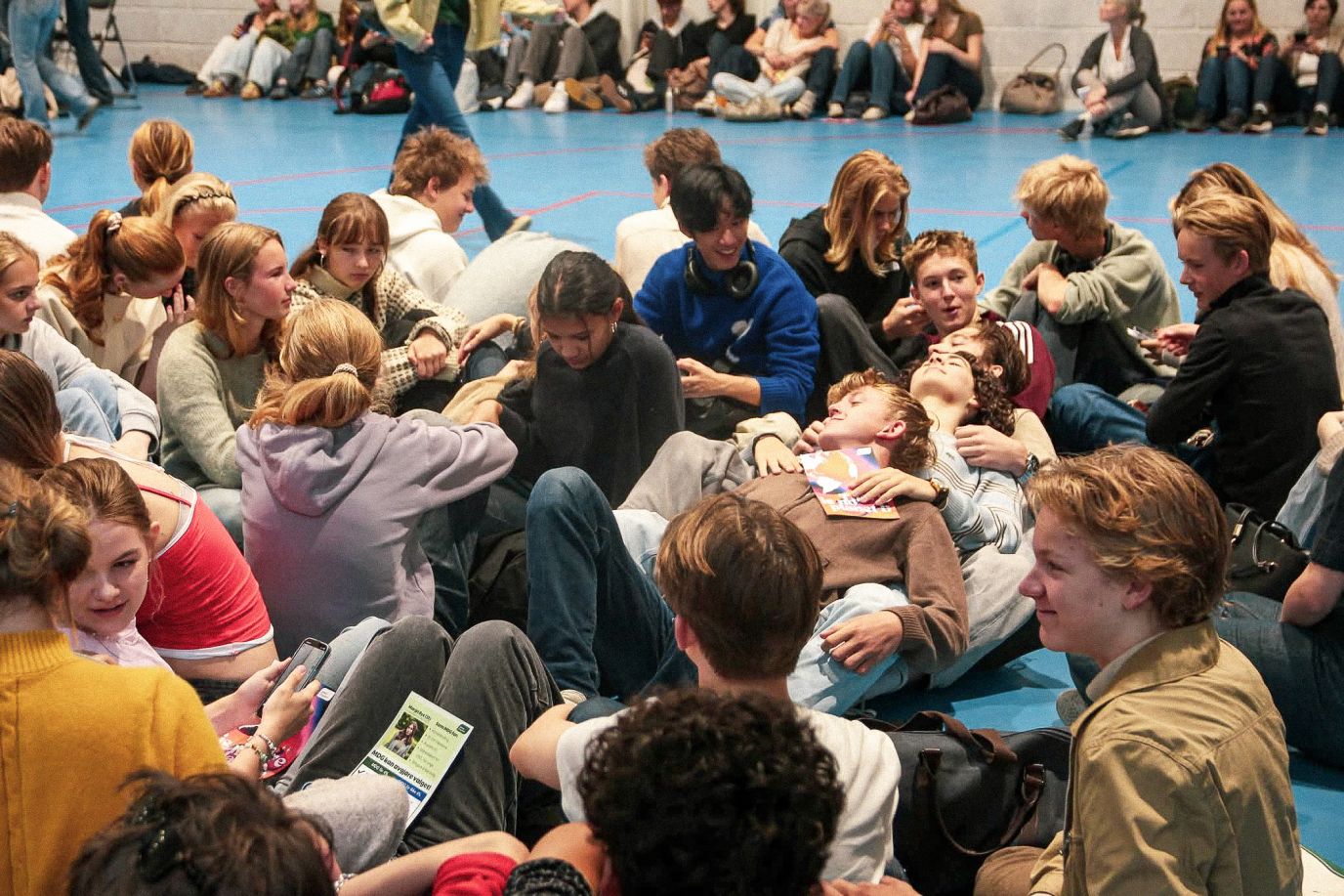 Jenter som synger på scene 