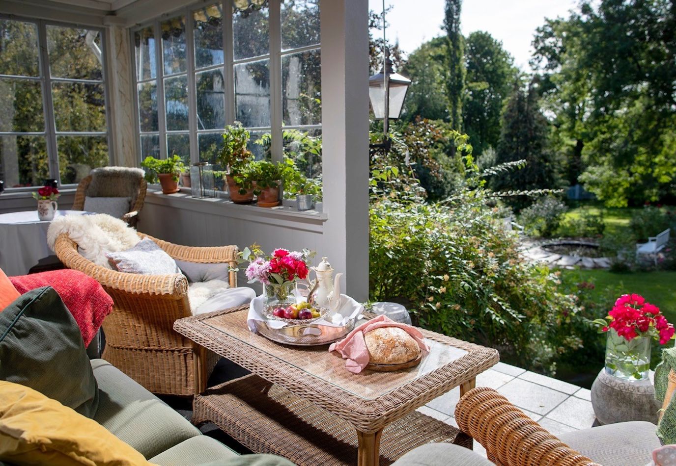 Frokostbord med utsikt til hagen på Sigstad Gård