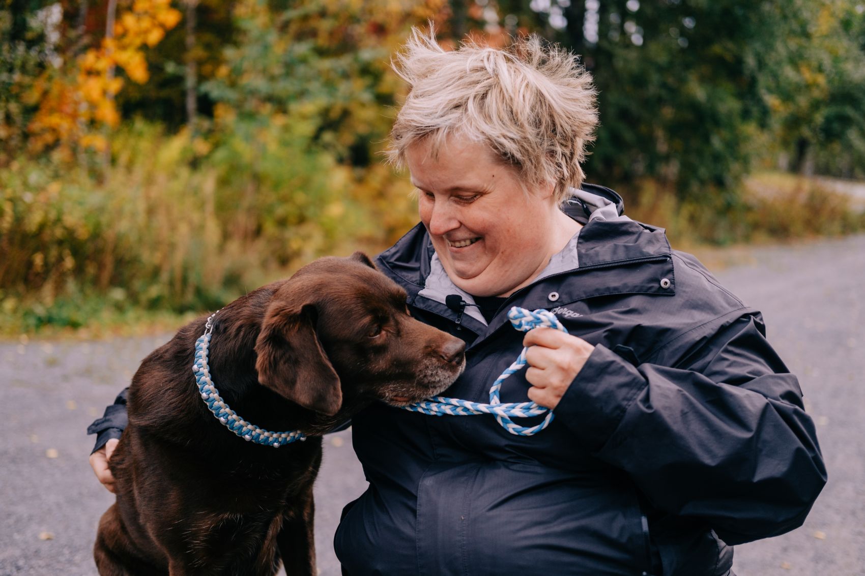 Blind BPA-kunde på skogstur med hund