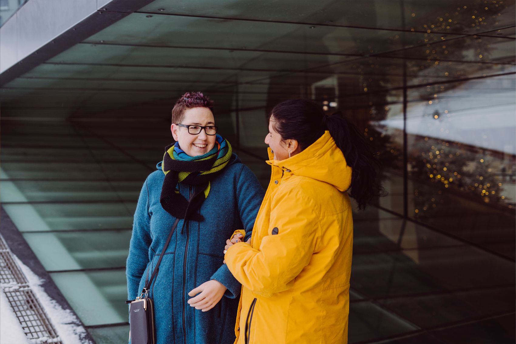 Gry Hege Henriksen ute i Oslo sentrum sammen med assistenten.