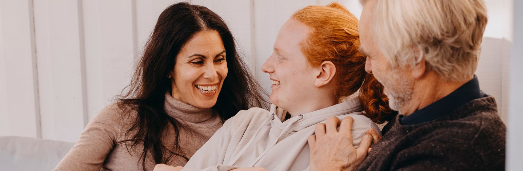 Illustrasjonsbilde av fosterforeldre og en ungdom