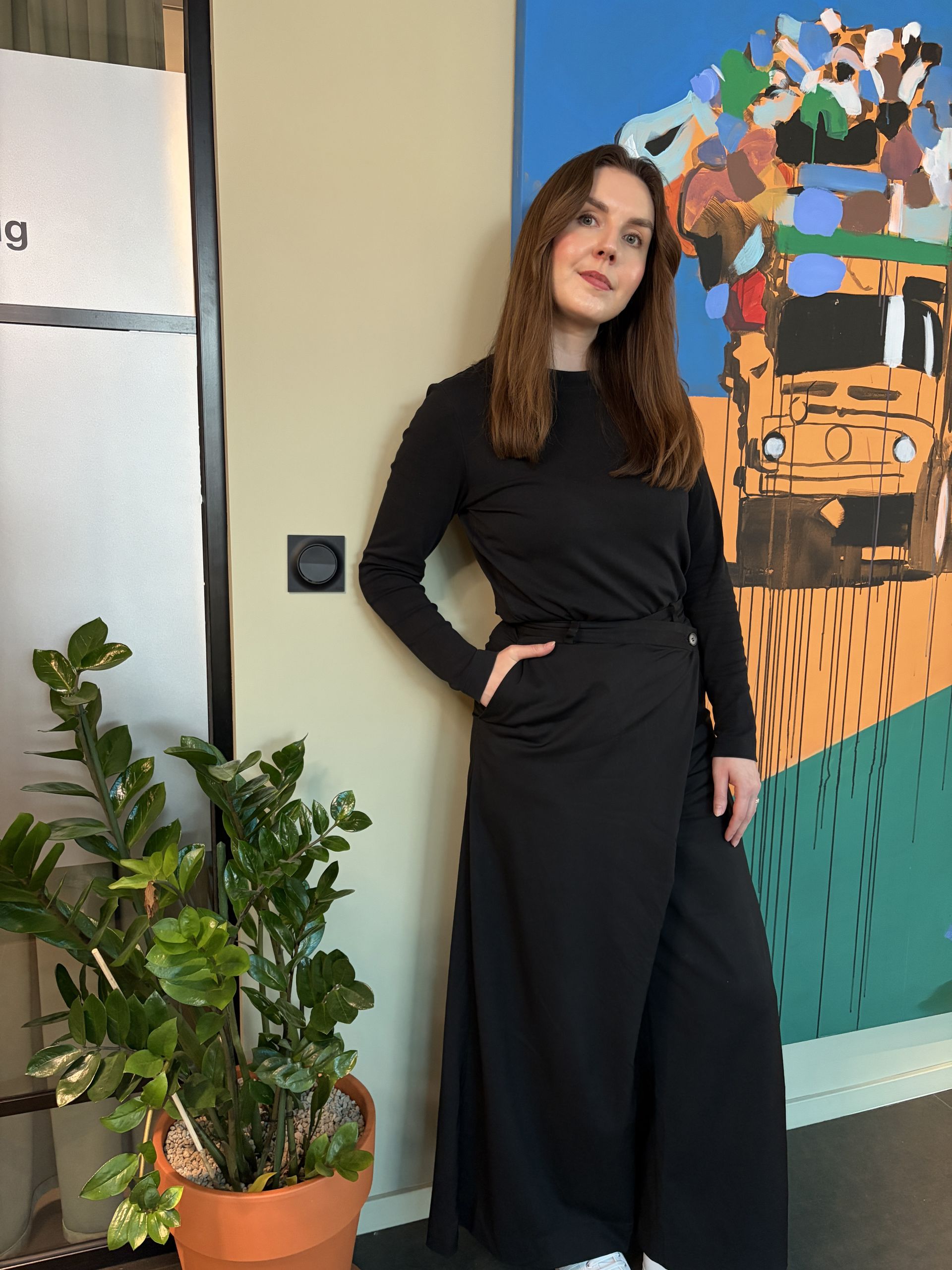 ELKO One svart dimmer montert på vegg i moderne kjøkken