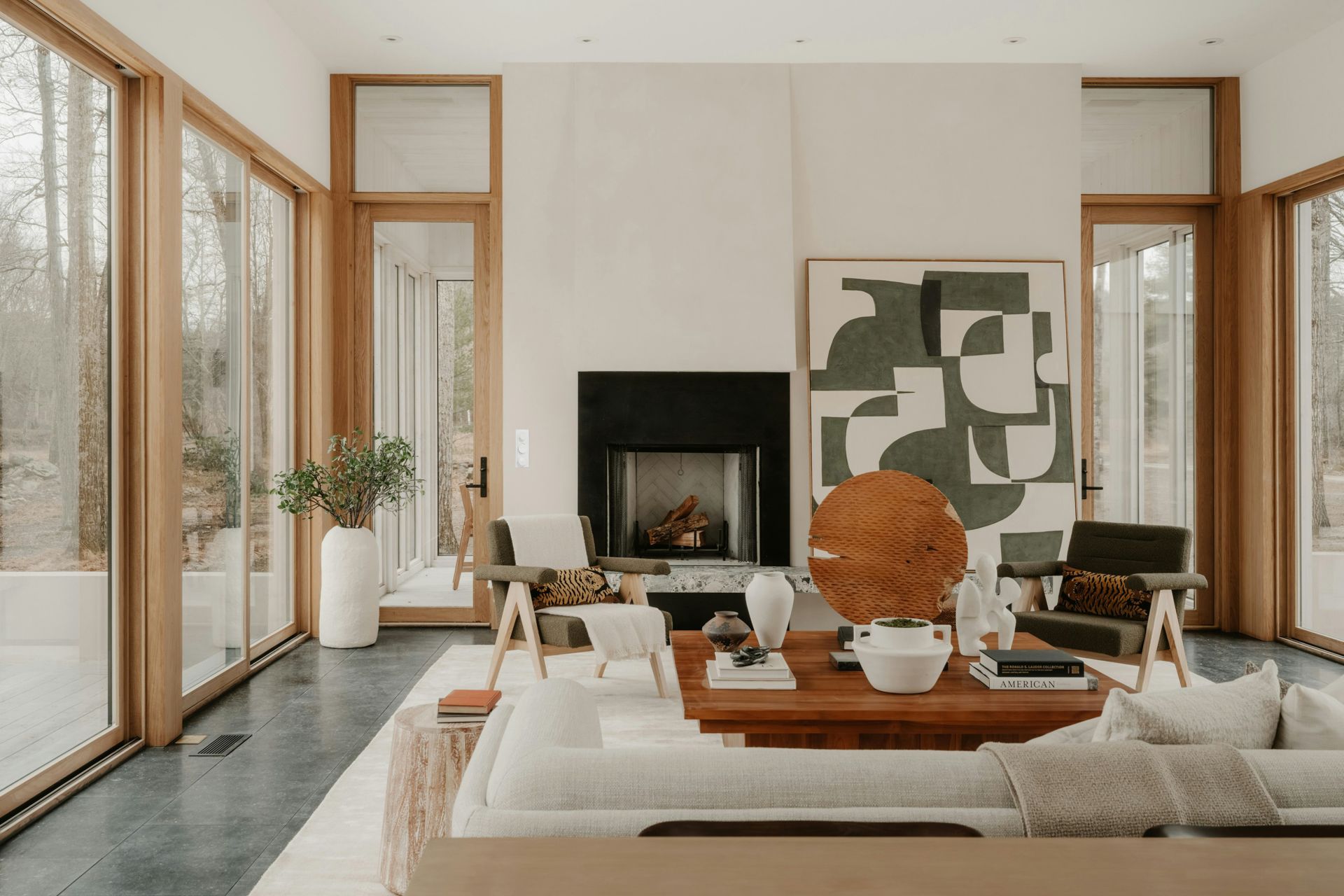 ELKO One svart Stikkontakt på moderne kjøkken med marmorøy