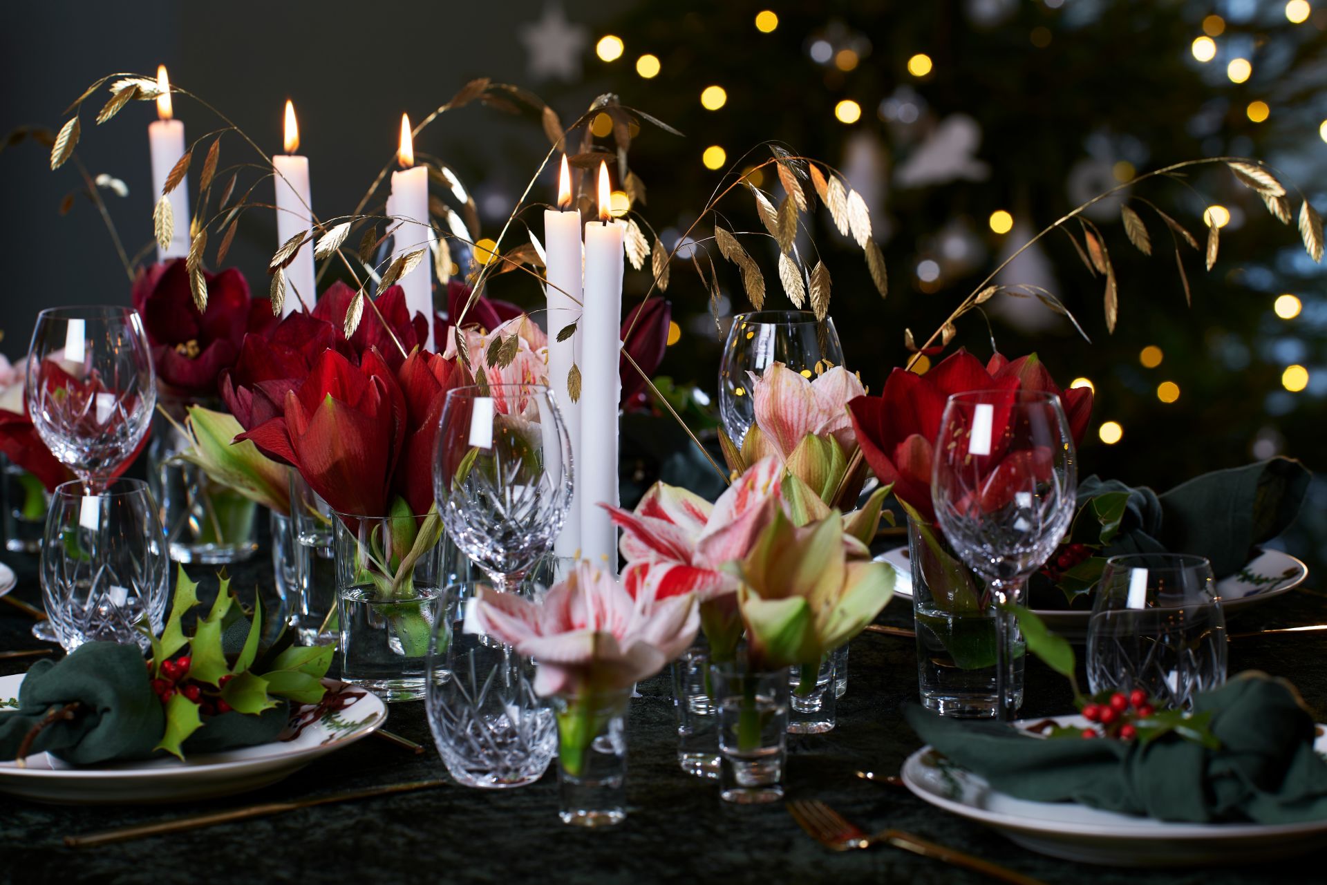 avskårne amaryllis brukt til å pynte et lekkert festbord til jul og nyttår