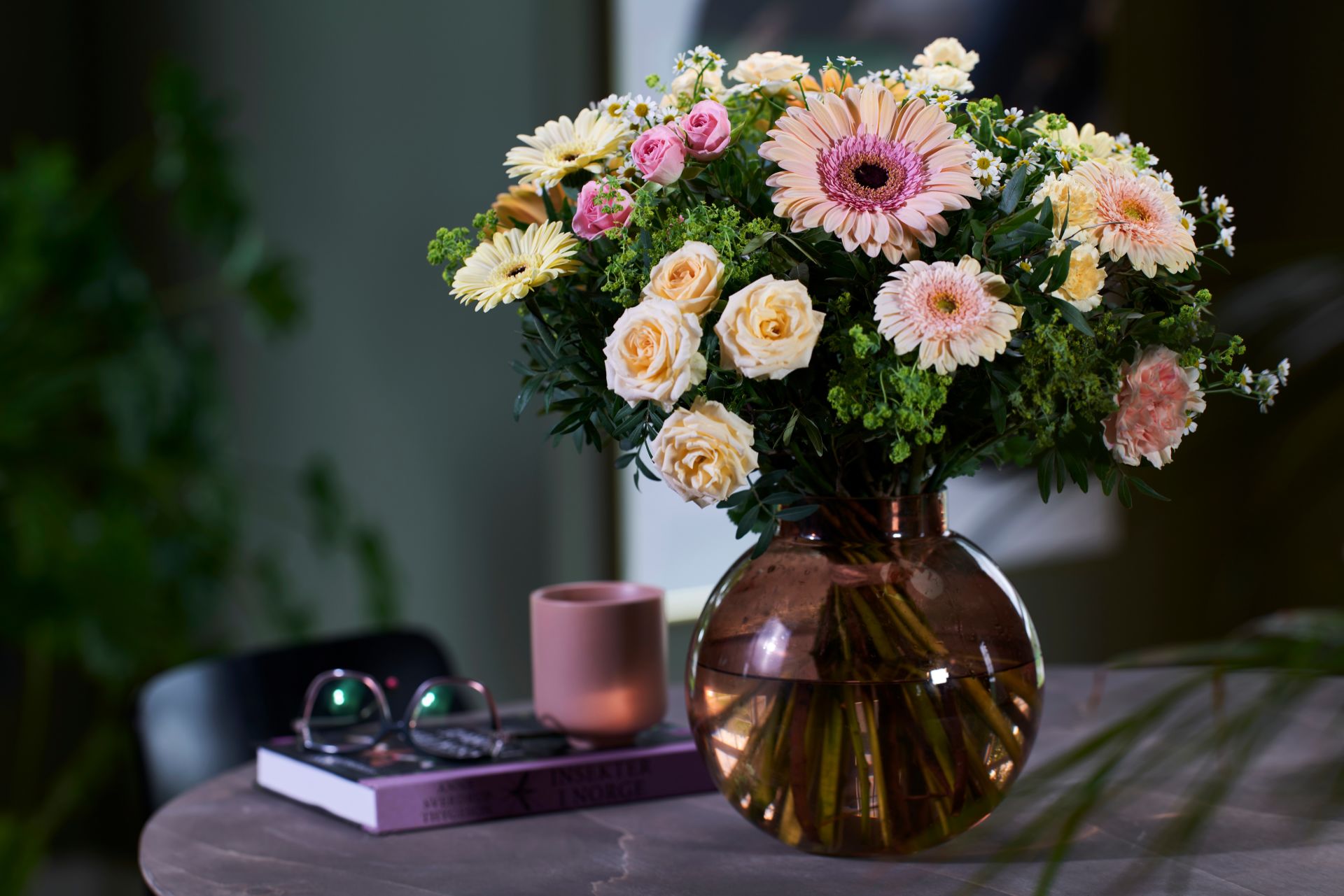 vakker blomsterbukett med germini og grenroser i pastellfarger