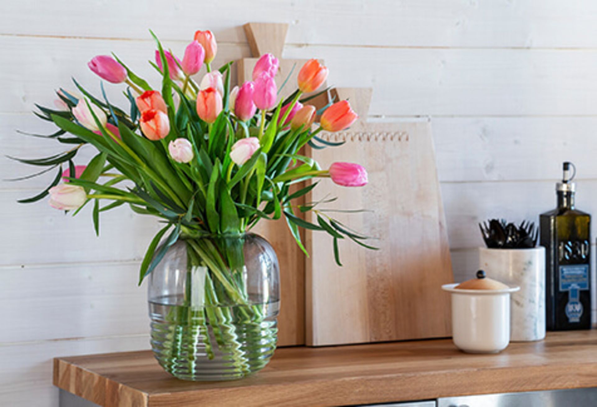 vintertulipaner i glassvase