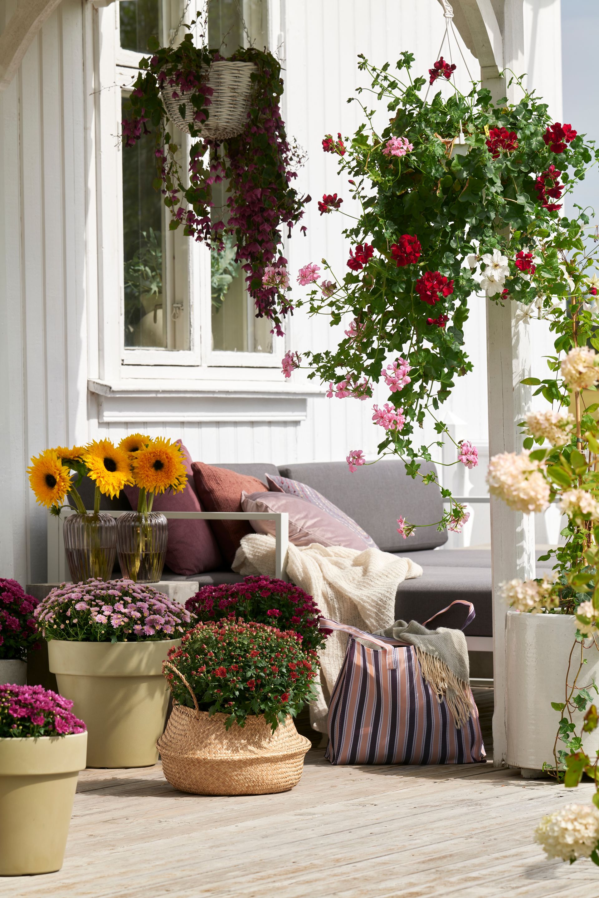 en flott uteplass pyntet til våren, med vakre blomster