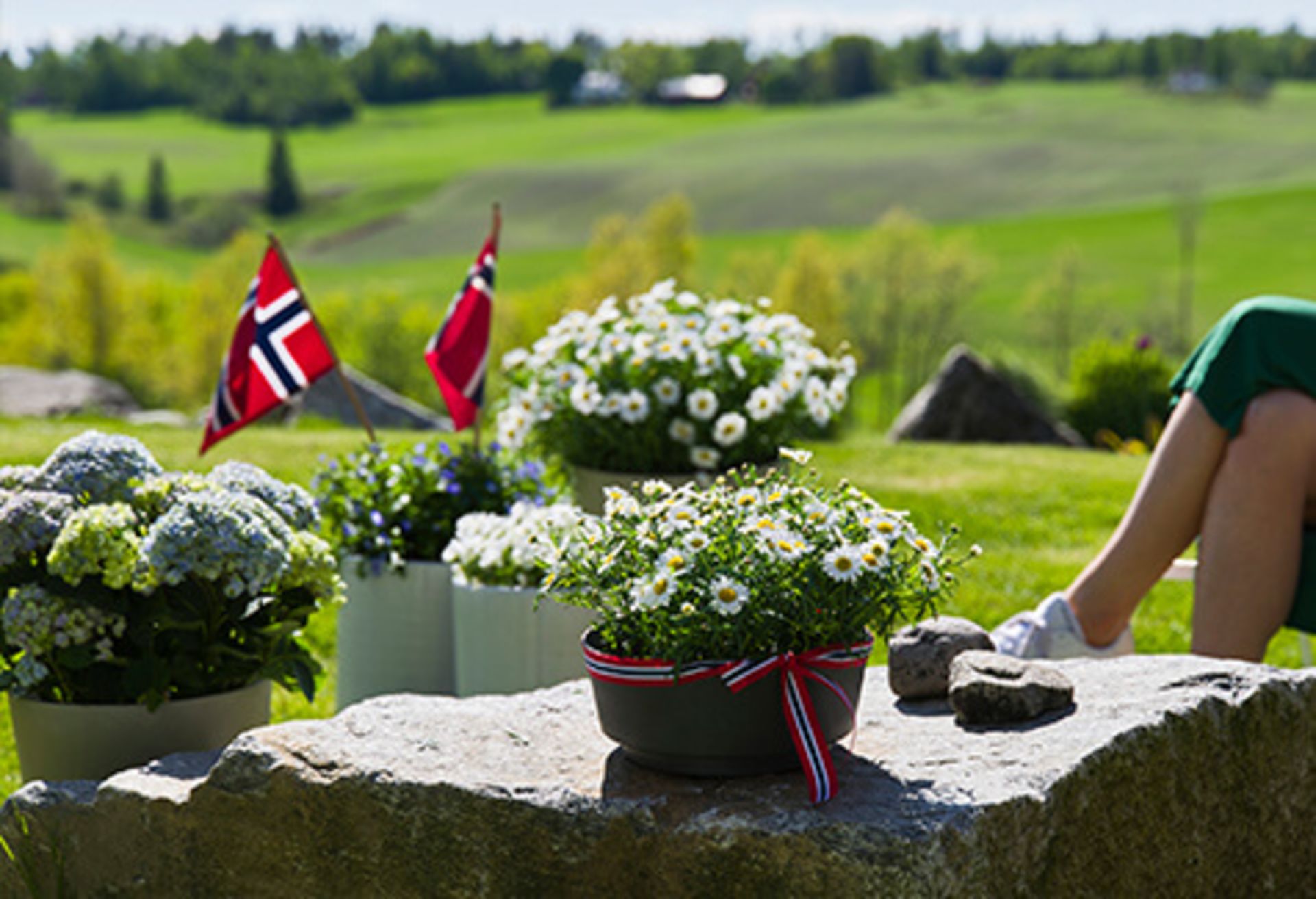Uteområdet pyntes til 17. mai