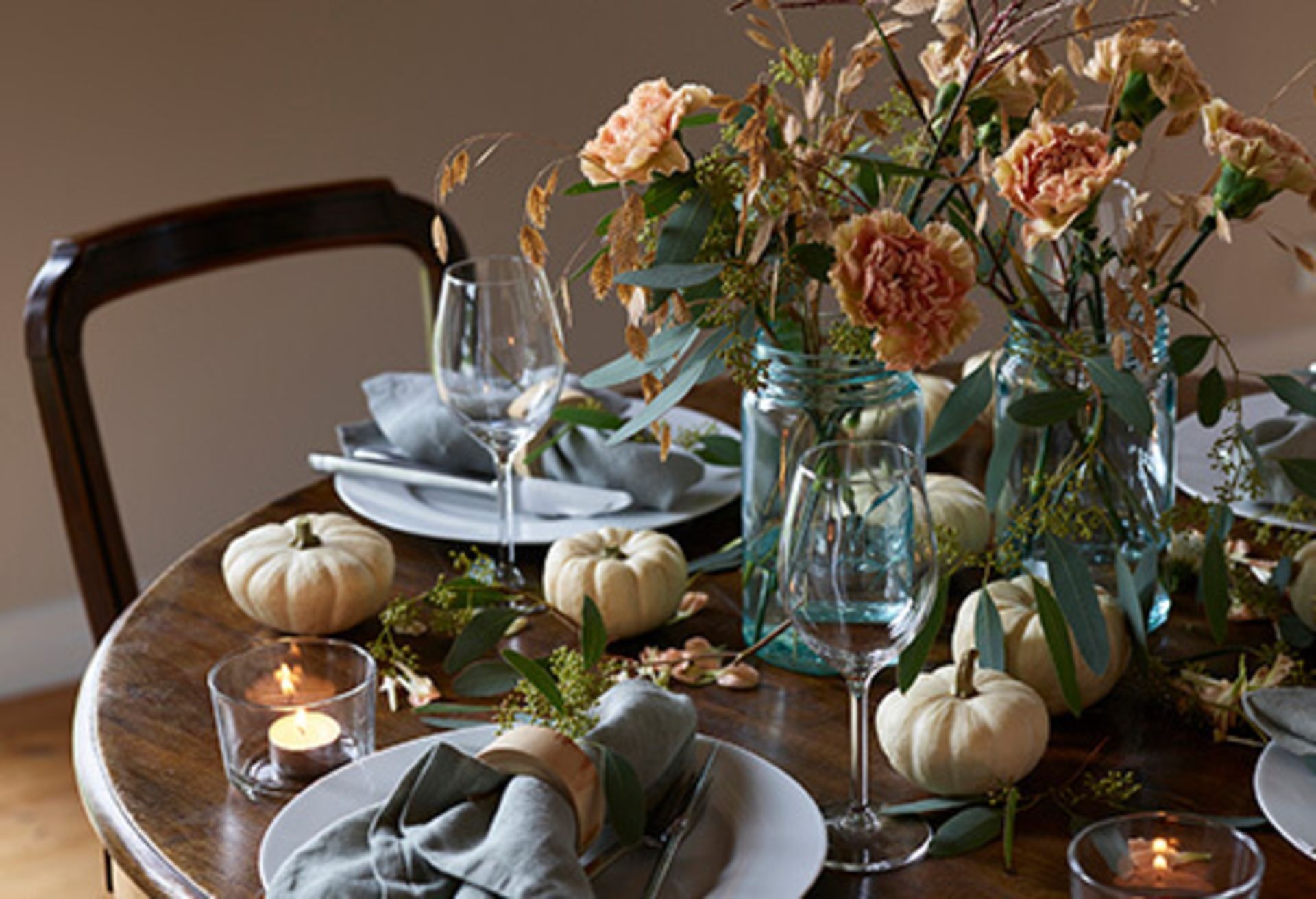 Lyst og pent halloween-bord