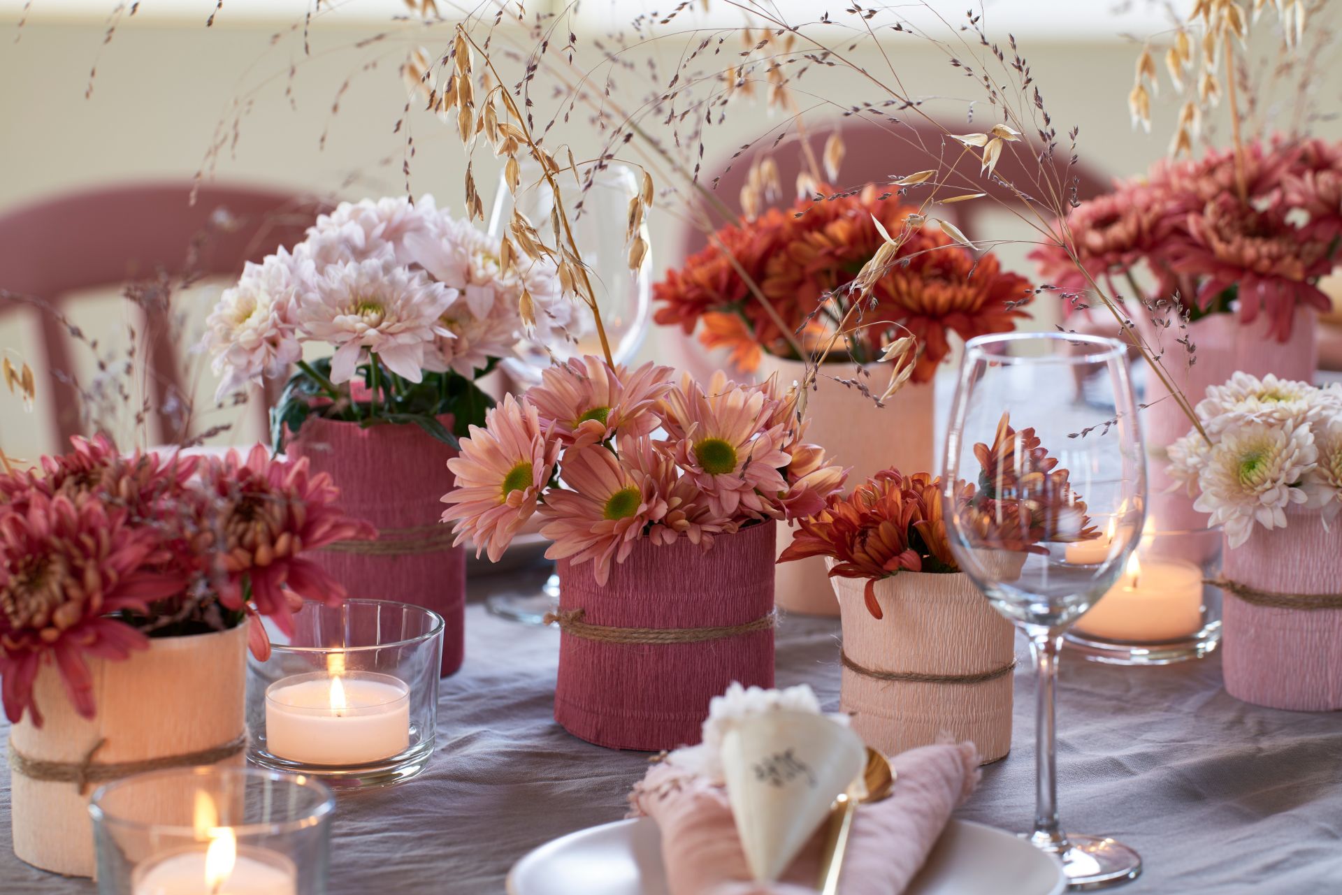 bord dekket med servise, blomsterdekorasjoner og telys