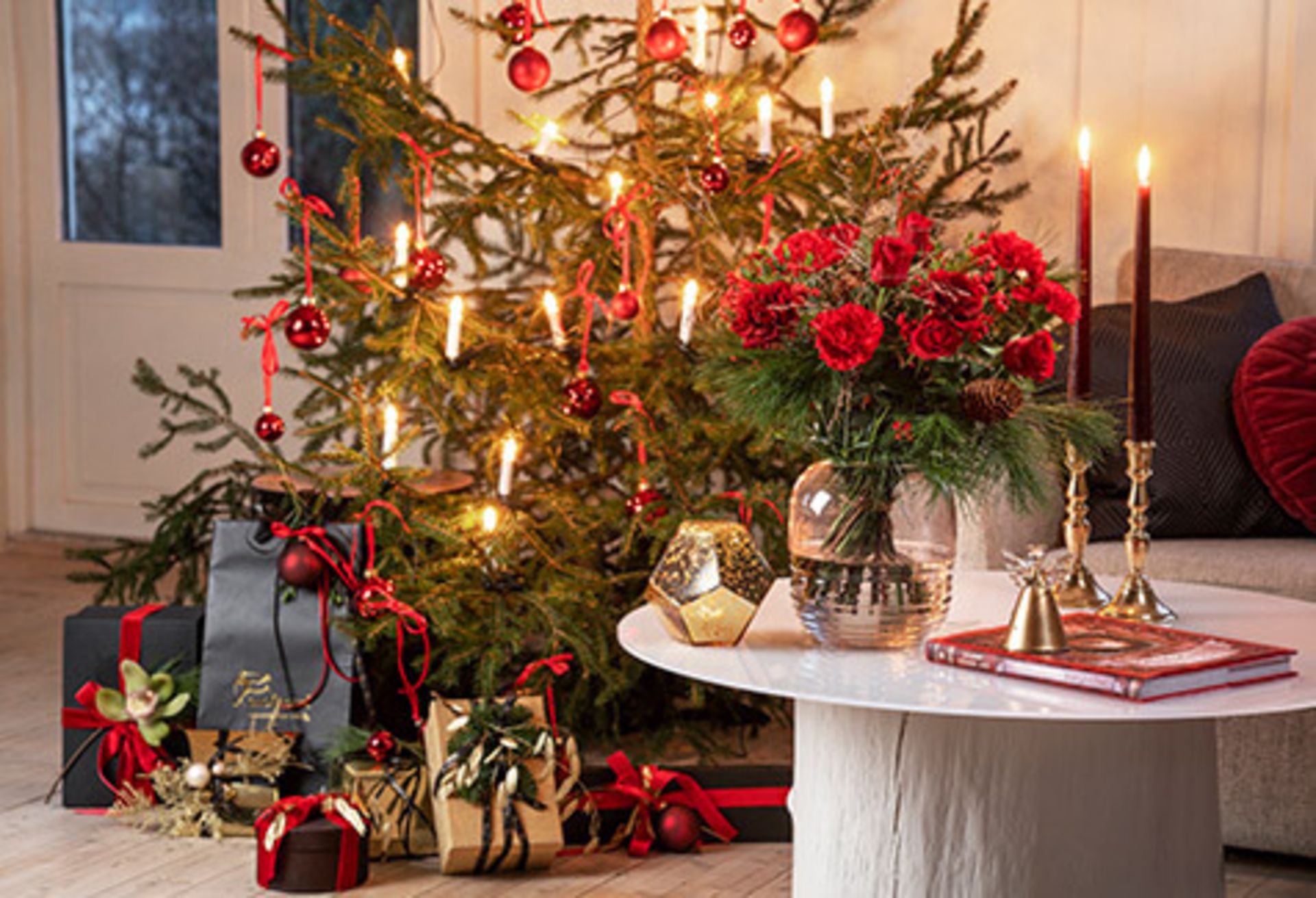 Julepyntet stue med gaver og juletre