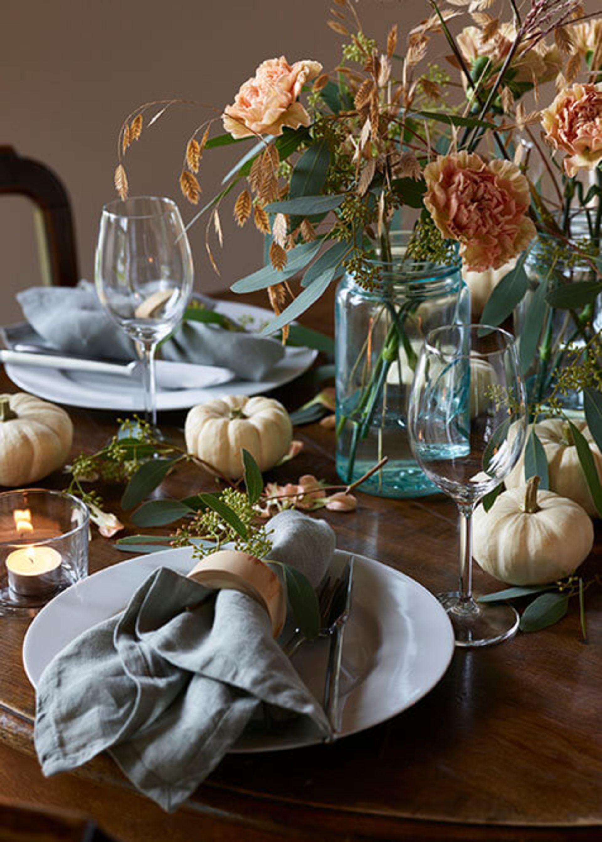 Lyst halloweenbord med en flott kuvert