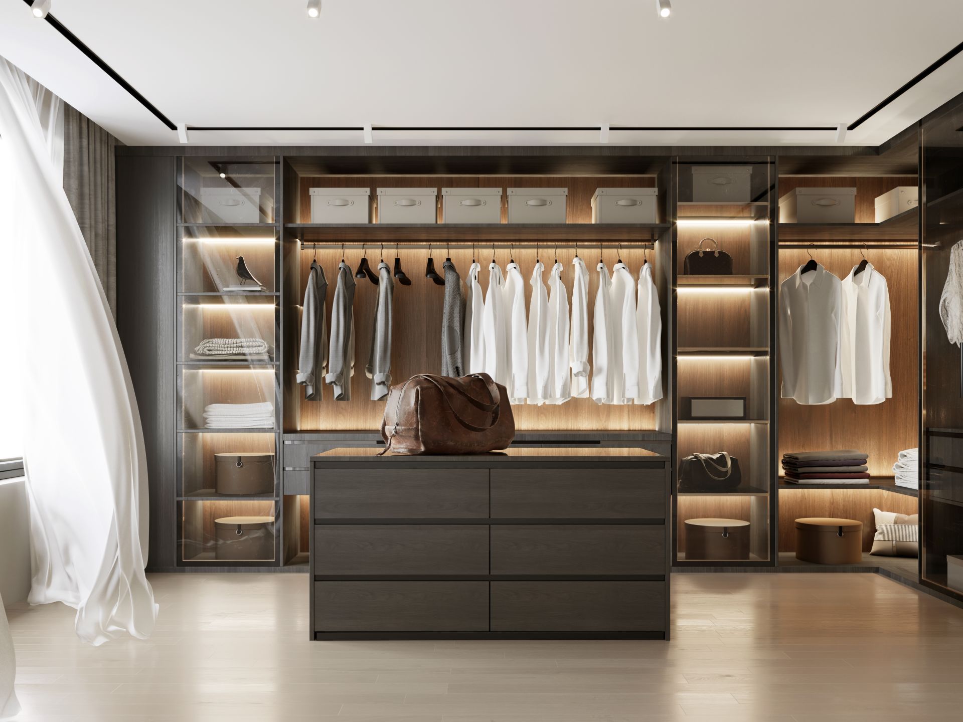 en vakker walk-in garderobe med led-belysning