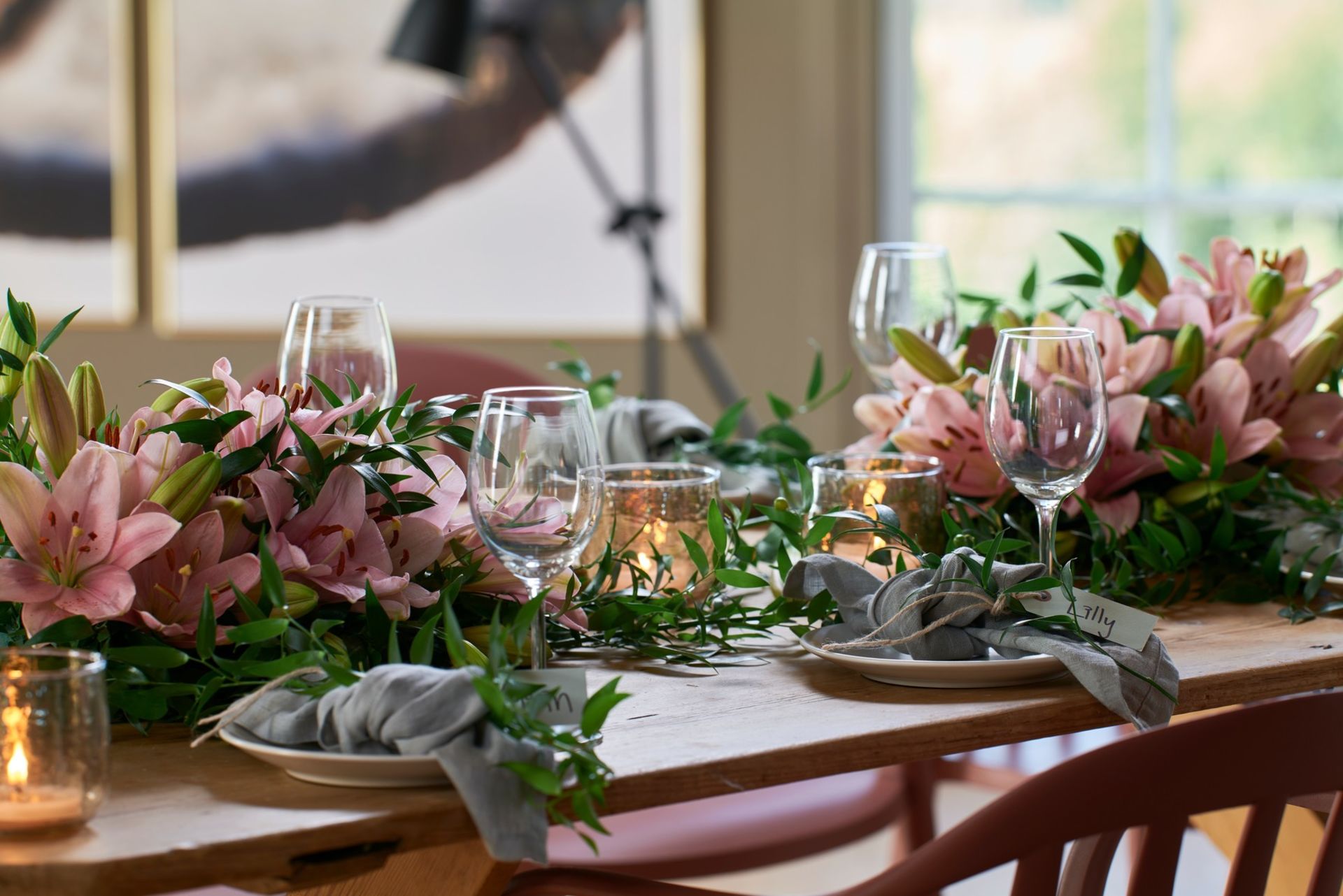 Konfirmasjonsbord pyntet med rosa liljer