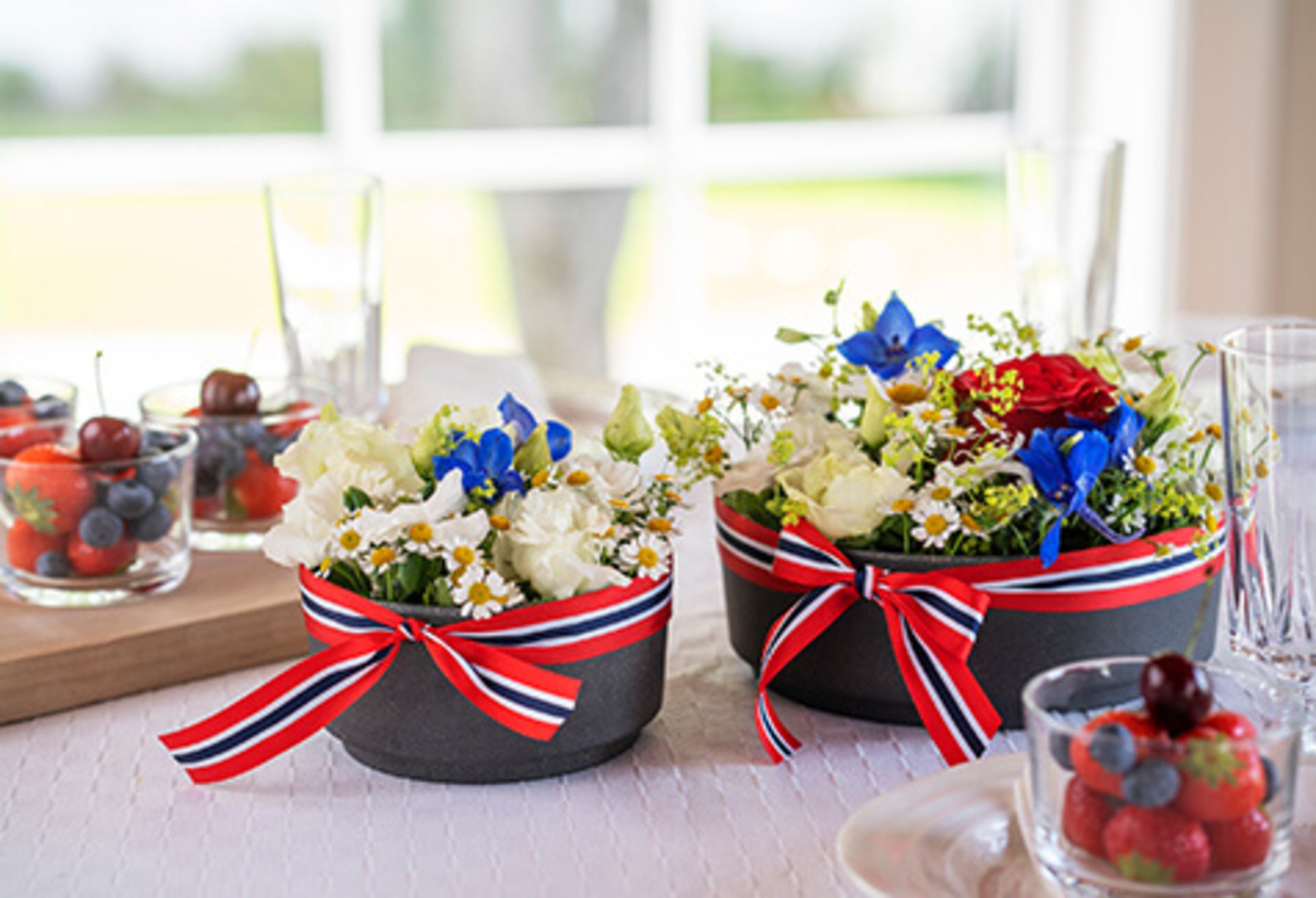 To borddekorasjoner fra Interflora