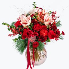 julebukett med røde roser, kristtorn, nelliker, amaryllis og grønt.