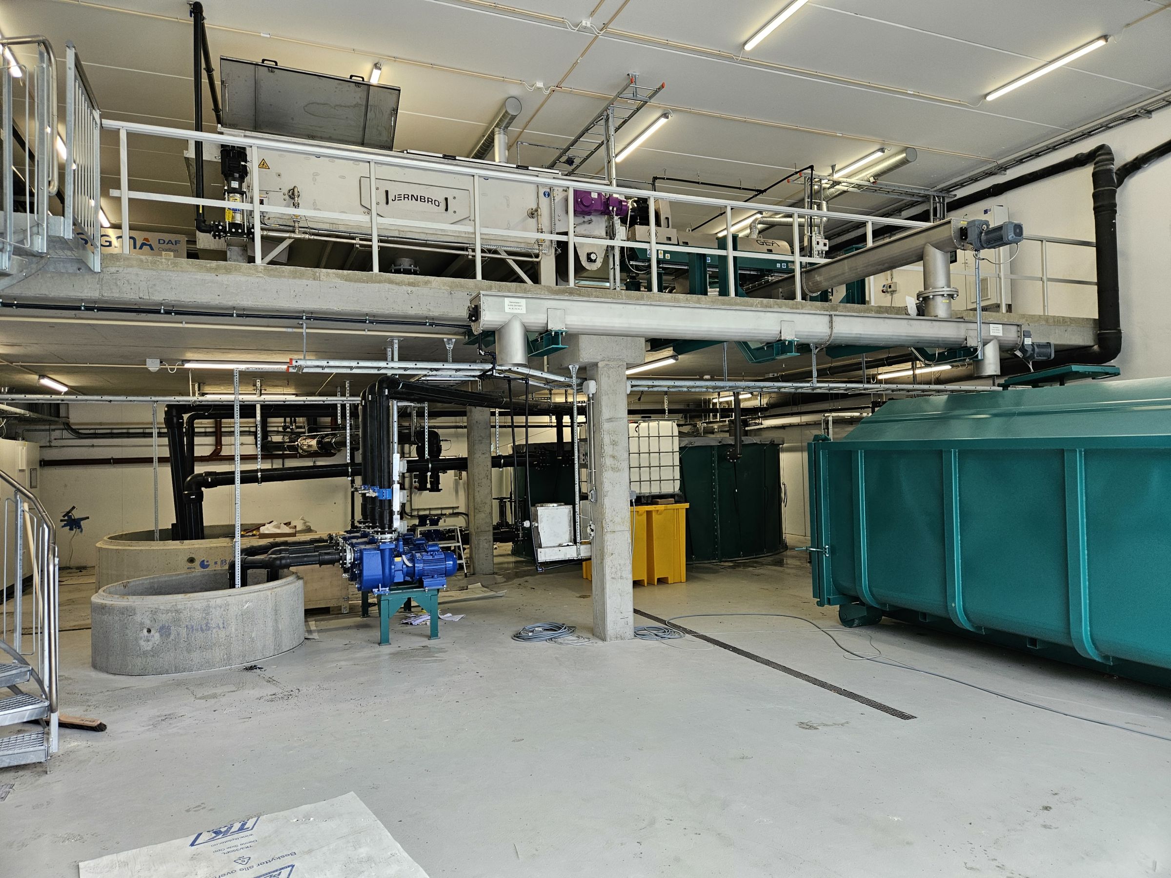 Drying of residual raw materials and by-products