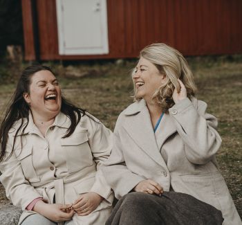 Lisbeth med assistent utendørs