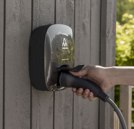 Charge Amps Luna elbillader på husvegg