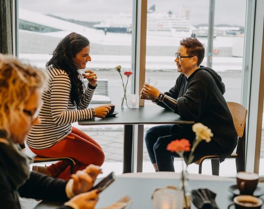 Gry hege og assistenten på kafe