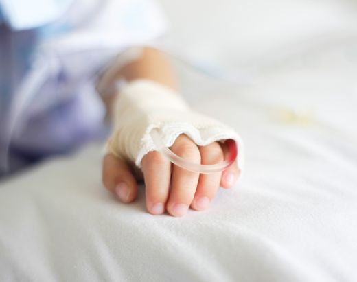 Et lite barn har fått besøk av Stendi hjemmeteam for å få veske tilførsel intravenøst i armen.