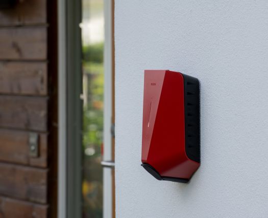 Rød Easee Lite lader på vegg