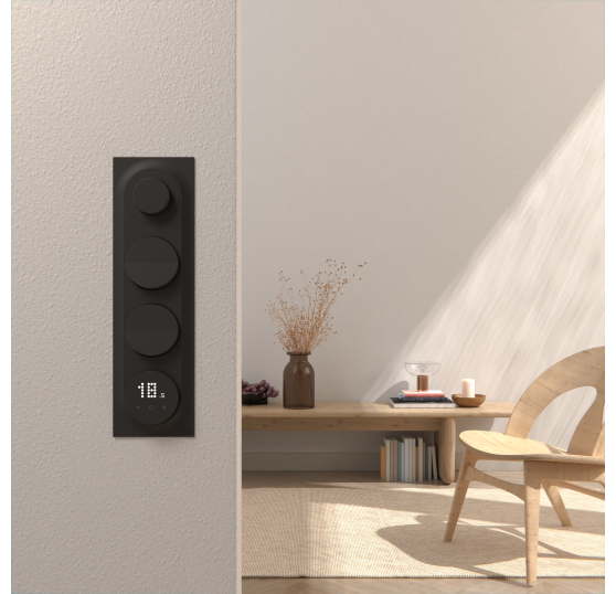 ELKO One svart termostat og dimmere på beige vegg