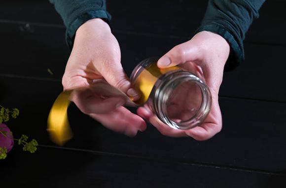 gullfolie legges rundt et barnematglass