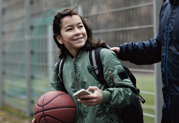 Fosterfar følger fostersønn til baskettrening
