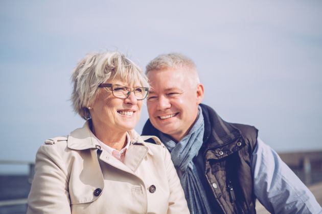 Et smilende ektepar snakker om hva som skjer når en i forholdet får demens.