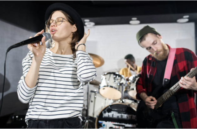 Et band fremfører musikk de har lagd i samarbeid med Stendi musikkterapi.