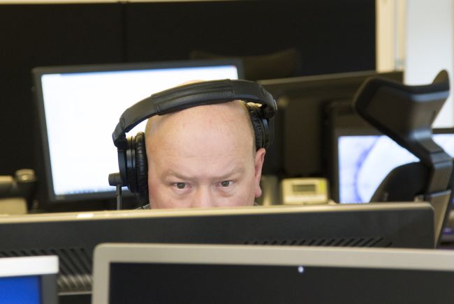 mann hos teknograd jobber med it foran skjerm med headset på hodet