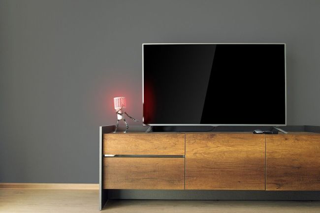 eldar foran tv