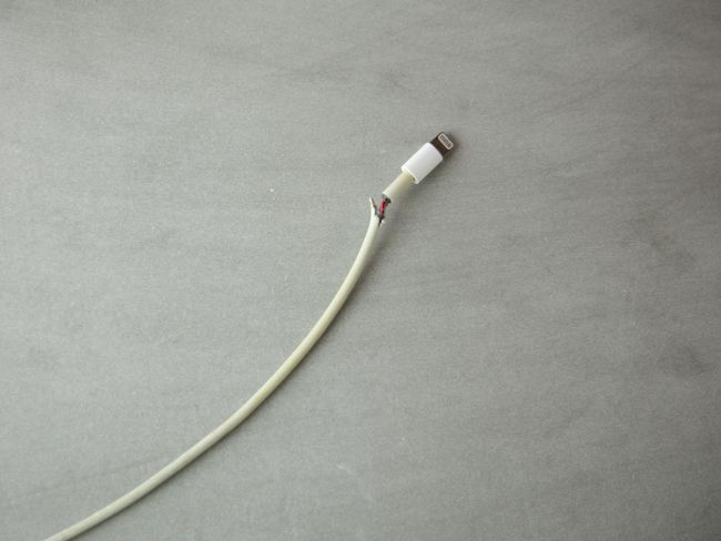 Bilde av en ladekabel med skade