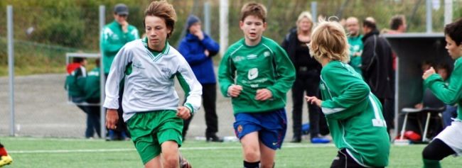 Gutter som spiller fotball