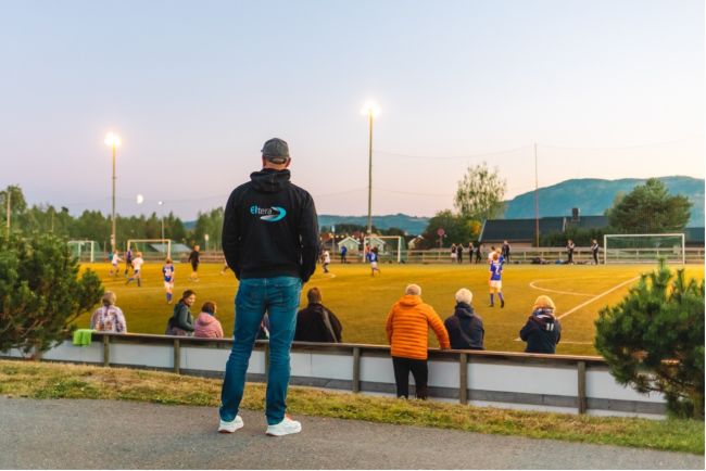 Prosjektleder Johannes Hovde ser utover Sveum Idrettspark som er godt opplyst av de nye lyskasterne fra Musco