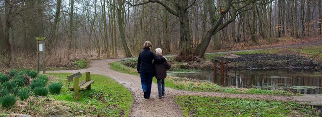 Bestemor går på tur med barnebarnet
