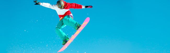 Gutt svever i lufta på snowboard
