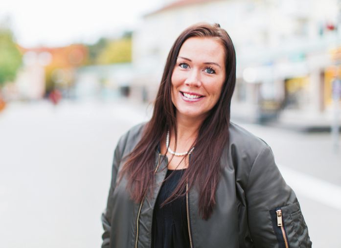 Dame med skinnjakke