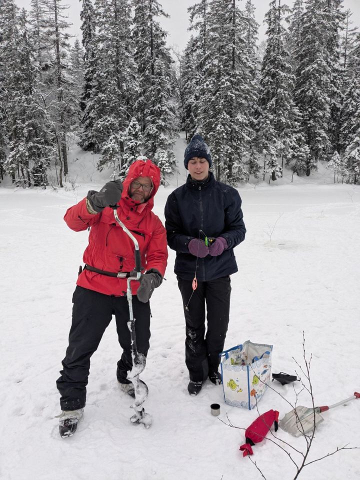 Lærer og elev med isfiske på gang