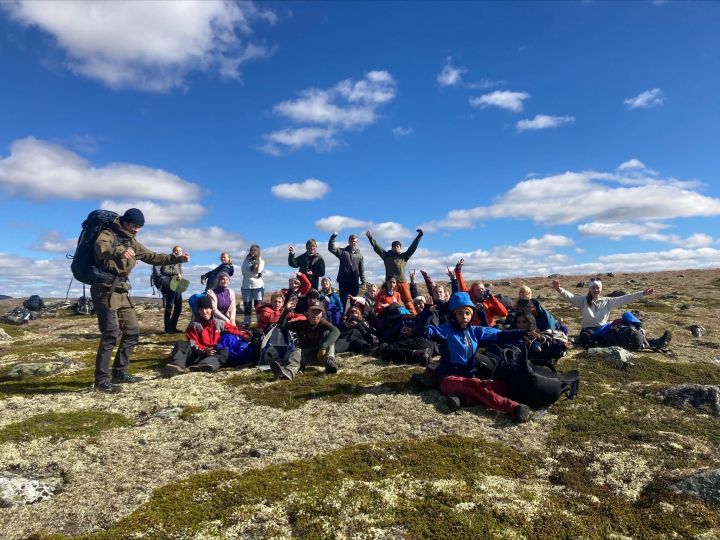 Gruppebilde av glade elever på fjelltur