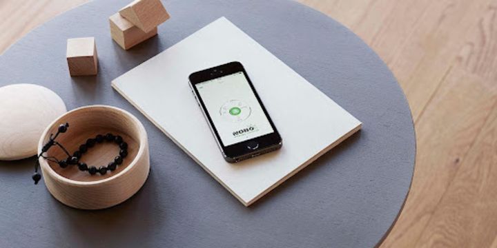 Smart mobil på et rundt stuebord