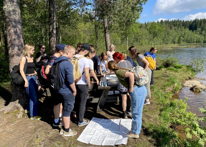 Elever som tar vannprøve