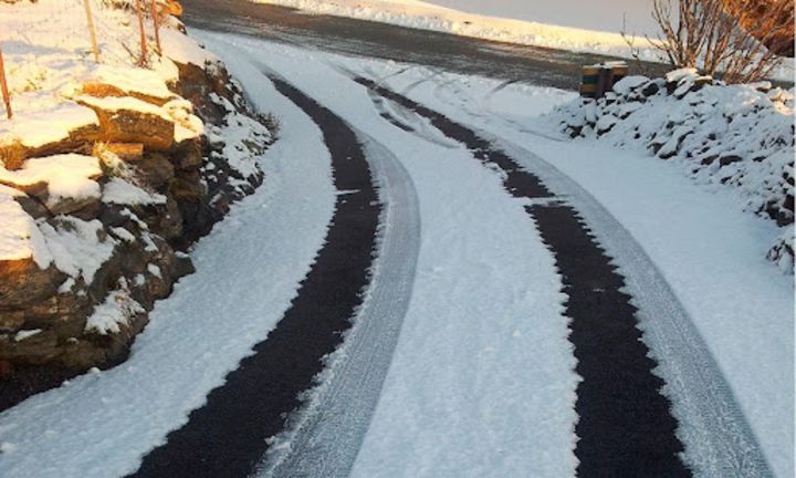 Oppkjørsel dekket av snø med unntak av området med varmekabler 