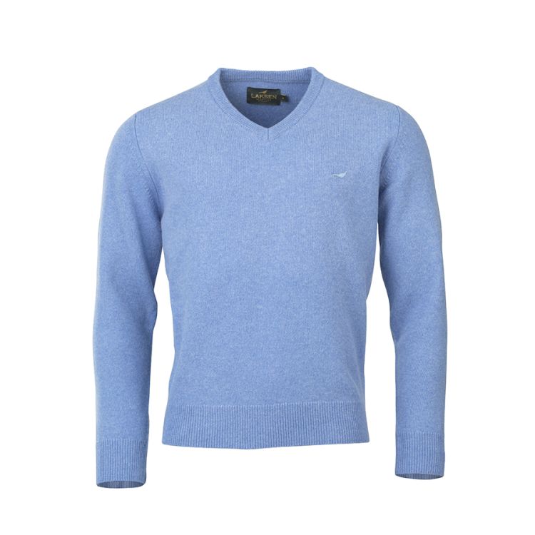Johnston v-neck ullgenser fra Laksen i fargen Sky. Produktbilde sett forfra