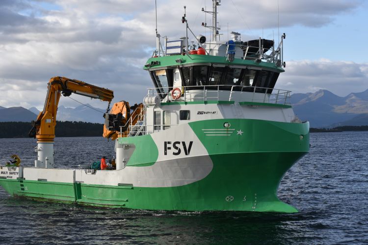 Grønn servicebåt med kran