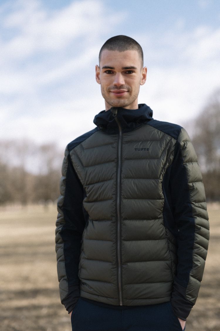 Gaupe Hybrid jakke til herre fra Tufte Wear. Jakken vises på mannlig modell ute i naturen